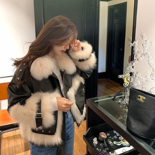 Manteau court en cuir avec couture en fourrure